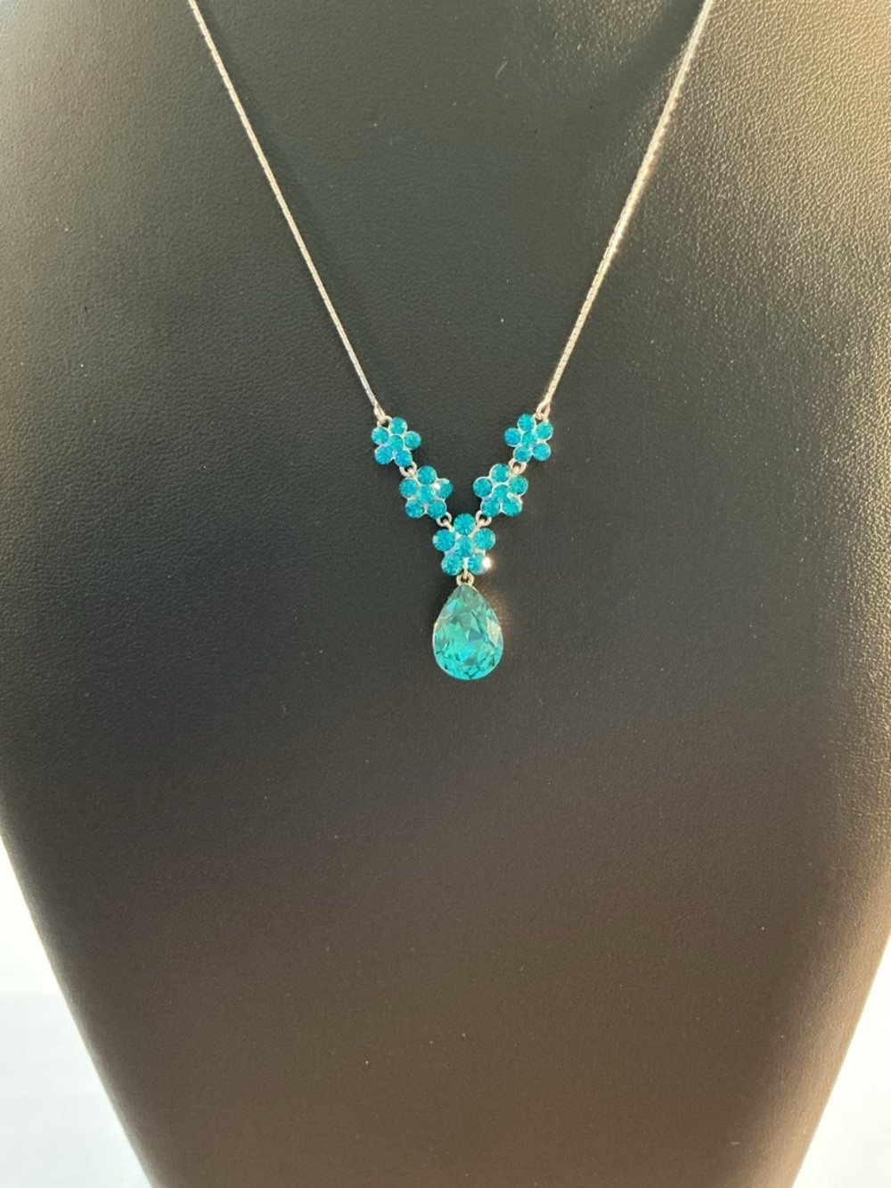 Peacock Blue Faceted Rhinestone Lariat Style Silver Tone Necklace